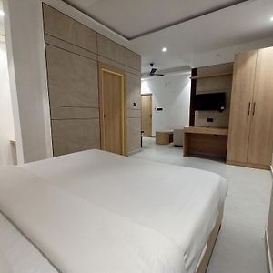 Hotel Global Inn -1 Km From Railway Station - Lift Food And Free Parking